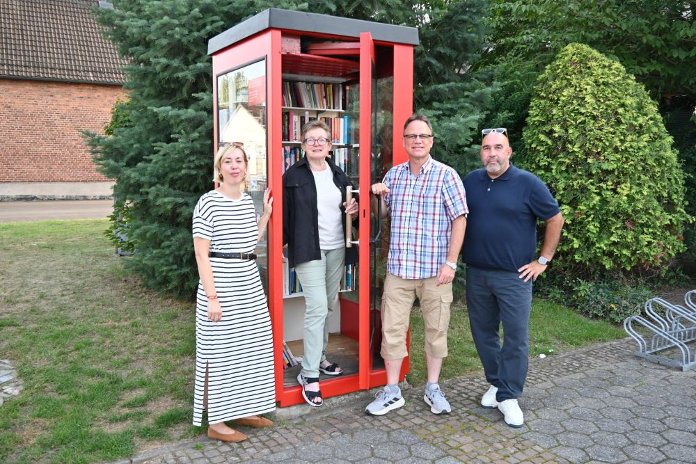 Bücherzelle_Gisela_Schobbe_Übergabe_web